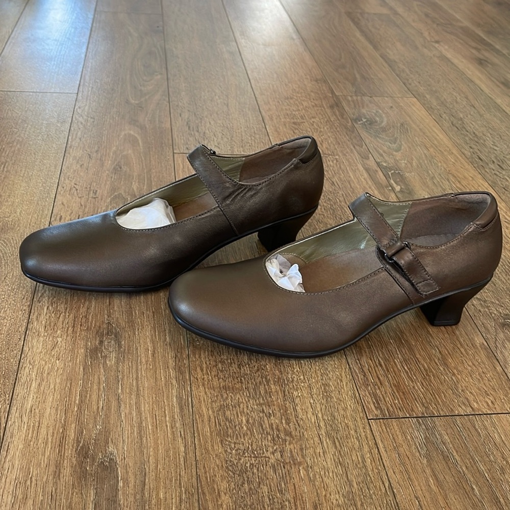 Akashi Hime Leather Mary Jane Pumps. 10M